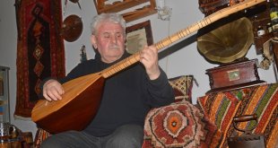 Ağrı'da onlarca öğrenci yetiştiren usta yarım asırdır bağlama çalıyor