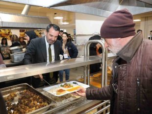 Başkan Şerifoğulları, iftar sofrasında depremzede vatandaşlarla buluştu