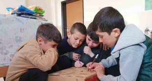 Ağrı'da öğrenciler kolileri iyilikle dolduruyor