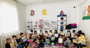 Ağrı'daki minik yürekler, depremzede çocuklar için kitap topladı