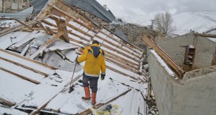Ağrı'da şiddetli rüzgar ahırın çatısını uçurdu