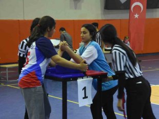 Bitlis'te bilek güreşi bölge yarışmaları yapıldı