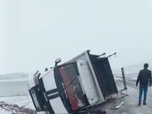 Bingöl'de kamyonet devrildi: 2 yaralı