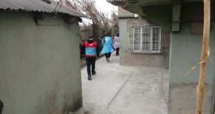 Tatvan'da 'vefa' ekibi bakıma muhtaç ailelerin evlerini temizliyor