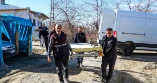 Van'da yatağa tabi vatandaşlara hasta yatağı hediye edildi