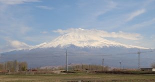 Ağrı Dağı'nın zirvesi ilkbaharda beyaza büründü