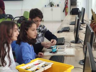 Van'da depremzede çocuklar robotik kodlama öğreniyor