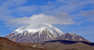 Ağrı'daki Kösedağ'ın zirvesi ilkbaharda karla kaplandı