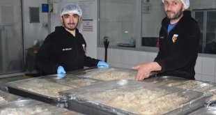 Türk Kızılay Malatya'da 39 STK ile depremzedelere sıcak yemek veriyor