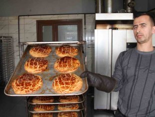 Elazığ'da Ramazan ayıyla birlikte 'nohut ekmek' tezgahtaki yerini aldı