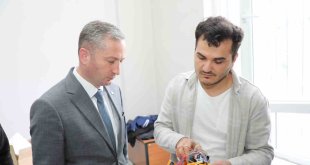 Ağrı İl Milli Eğitim Müdürü Kökrek, "Ağrı'nın Zirvesinde Teknoloji Yarışması"nın çalışmalarını inceledi