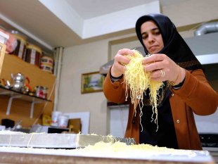Erzincan'da iftar sofralarının vazgeçilmez lezzeti: "Kesme kadayıf tatlısı"