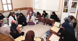 Muş'taki Bilgi Evlerinde kadınlara yönelik mukabele programı düzenleniyor