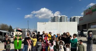 Tiyatrocular, özel günlerinde depremzede çocukları güldürdü