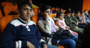 Depremzede çocuklar için sinema etkinliği