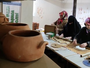 Kadınlar ekmeklerini çamurdan kazanıyor