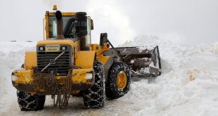 Van'da ekipler sınır hattındaki karla mücadele çalışmalarını sürdürüyor