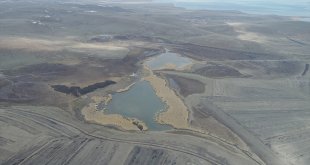 Kars'ta Lavaş Gölü'nün yüzeyindeki buzlar erimeye başladı