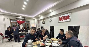 Deprem bölgesindeki itfaiyecilerin buruk sahuru