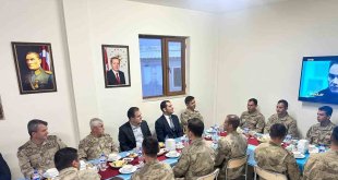 Vali Akbıyık ve Jandarma Genel Komutanı Orgeneral Çetin iftarını Mehmetçikle açtı