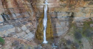 Eriyen kar suları Tunceli'deki Çırtan Şelalesi'ne can kattı