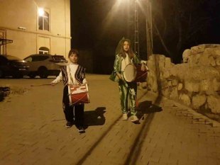 Ramazan'da minikler köyün davulcusu oldu