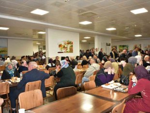 Depremzedeler iftarlarını kaldıkları GSB yurtlarında açtı