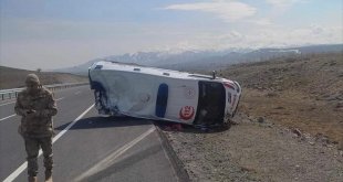 Ağrı'da devrilen ambulanstaki 3 sağlık personeli yaralandı