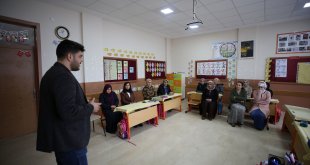 Muş'ta akademisyenler, kadınları "şiddet ve erken yaşta evlilik" konusunda bilgilendirdi