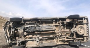 Ağrı'da ambulans kaza yaptı: 3 yaralı