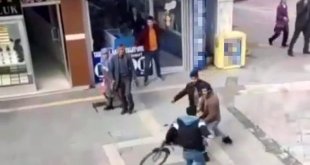 İki grup arasında çıkan kavgada bisiklet sayesinde bıçak darbesi almaktan kurtuldu