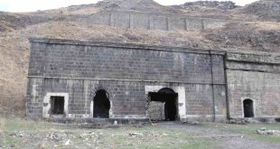 Kars'ta tarihi yapılar yok oluyor