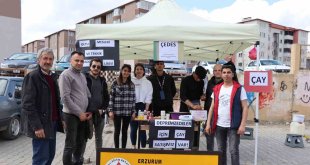 Öğretmen ve öğrenciler depremzedeler için pazarda çay sattılar