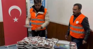 Muradiye Belediyesinden hurma ve imsakiye dağıtımı