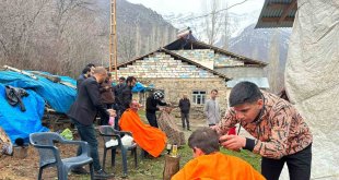 Gönüllü öğrenciler köy çocuklarını ücretsiz tıraş etti