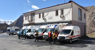 Hakkari'den deprem bölgesine giden sağlık çalışanları binlerce depremzedeye hizmet verdi
