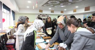 Ahlat'ta depremzedeler yararına kermes düzenlendi