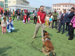 Depremzede çocuklar şenlikte bir araya gelerek Nevruz'u kutladı