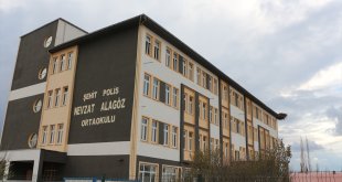 Baharın müjdecisi leylekler Iğdır'da bir okulun çatısına yuva yaptı