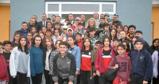 32 madalyayla dönen Yüksekovalı sporculara davul zurnalı karşılama