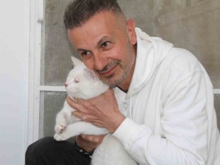 Depremde enkazdan kurtarılan kedi, mikroçip sayesinde sahibine teslim edildi