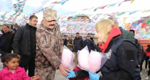 HDP'nin nevruz kutlamasına katılan çocuklara polisten pamuk şekeri ikramı