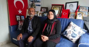 Depremde evi hasar gören şehit ailesi konteynerde yaşıyor