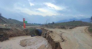 Elazığ'da çöken köy yolları ulaşıma kapandı