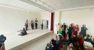 Down sendromlu halay ekibi hem coştu hem coşturdu