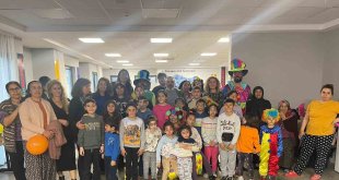 Depremzede çocuklar için palyaço gösterisi