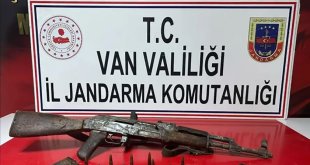 Van'da toprağa gömülü silah ve mühimmat bulundu
