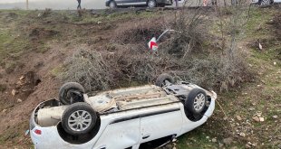 Tunceli'de devrilen otomobildeki 3 kişi yaralandı