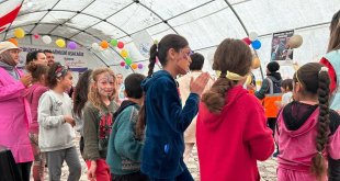 Depremzede çocuklar, oyun çadırında eğleniyor