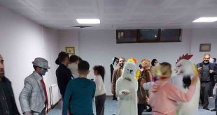 Depremzede çocuklara tiyatro etkinliği